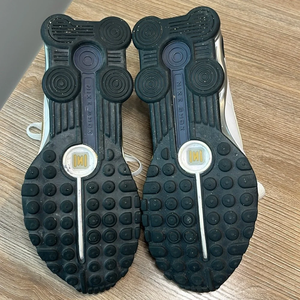 Nike Women’s Collectors Edition Gold Shox - Picture 8 of 10